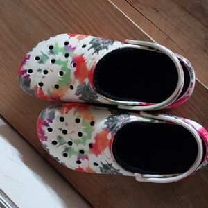 Crocs: Marbled & Fleece Lined